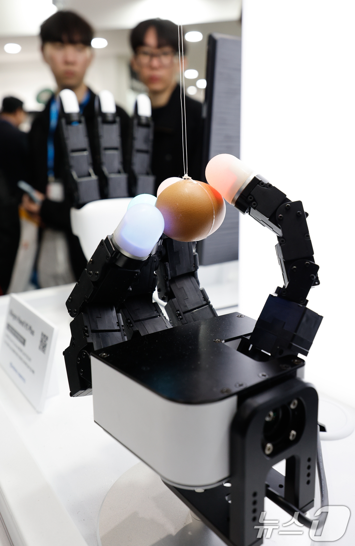 (서울=뉴스1) 안은나 기자 = 11일 서울 강남구 코엑스에서 세미콘 코리아 2026 원익 부스를 찾은 관람객들이 로봇 손 '알레그로 핸드'를 살펴보고 있다.국제 반도체 제조 장비 …