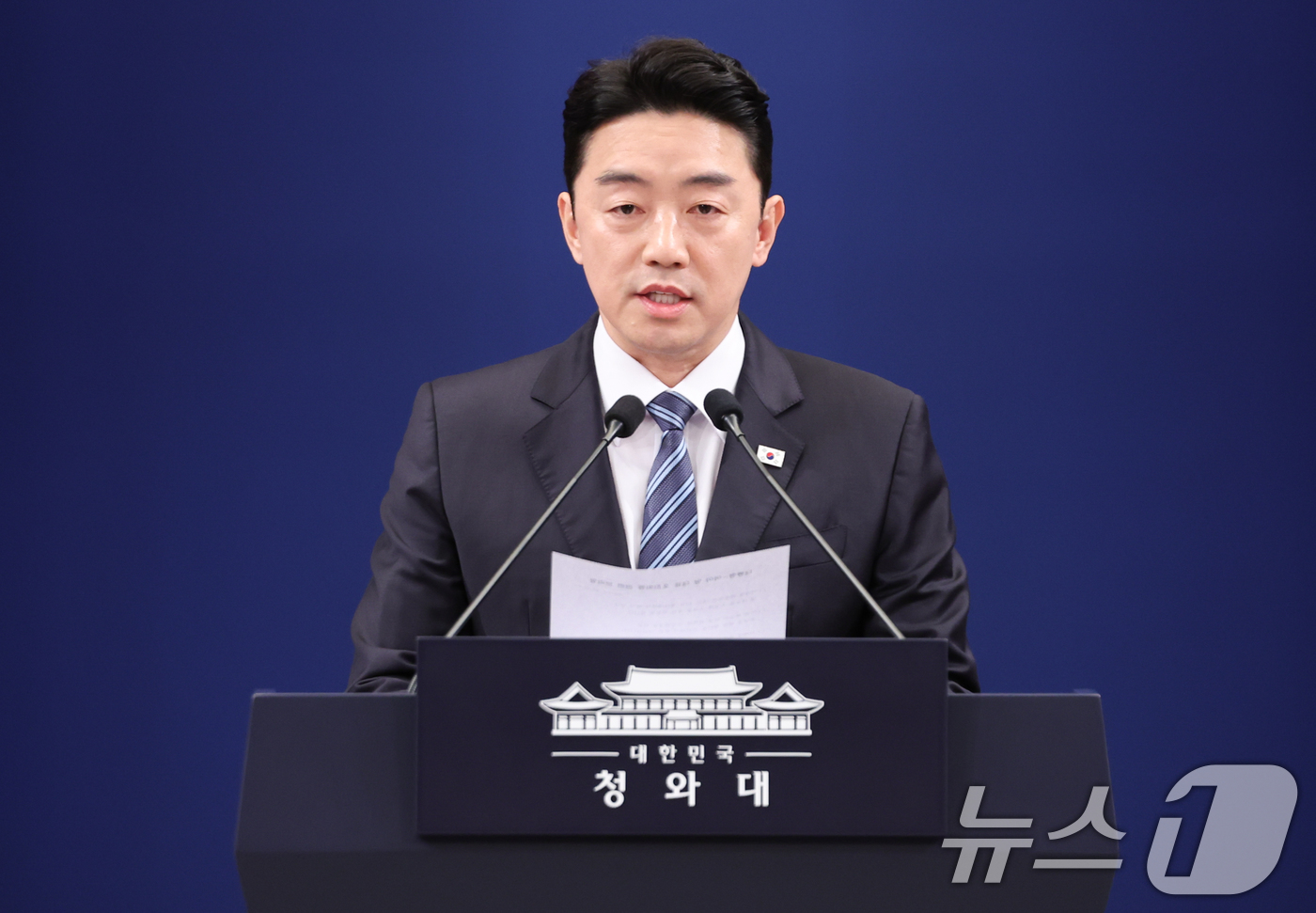 (서울=뉴스1) 허경 기자 = 강훈식 대통령 비서실장이 11일 청와대 춘추관에서 여야 양당 대표 초청 오찬 회동 관련 브리핑을 하고 있다. 2026.2.11/뉴스1