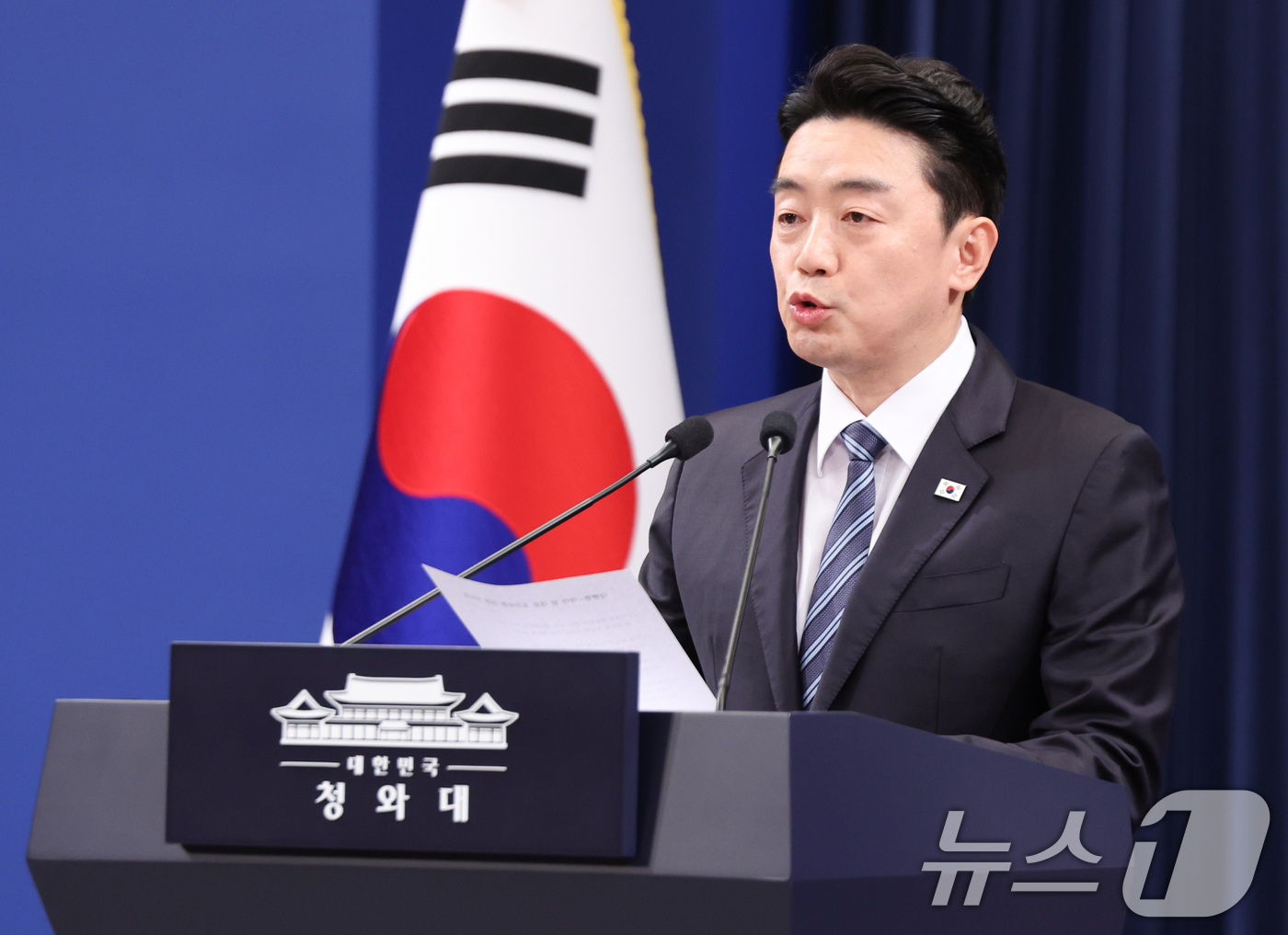 (서울=뉴스1) 허경 기자 = 강훈식 대통령 비서실장이 11일 청와대 춘추관에서 여야 양당 대표 초청 오찬 회동 관련 브리핑을 하고 있다. 2026.2.11/뉴스1