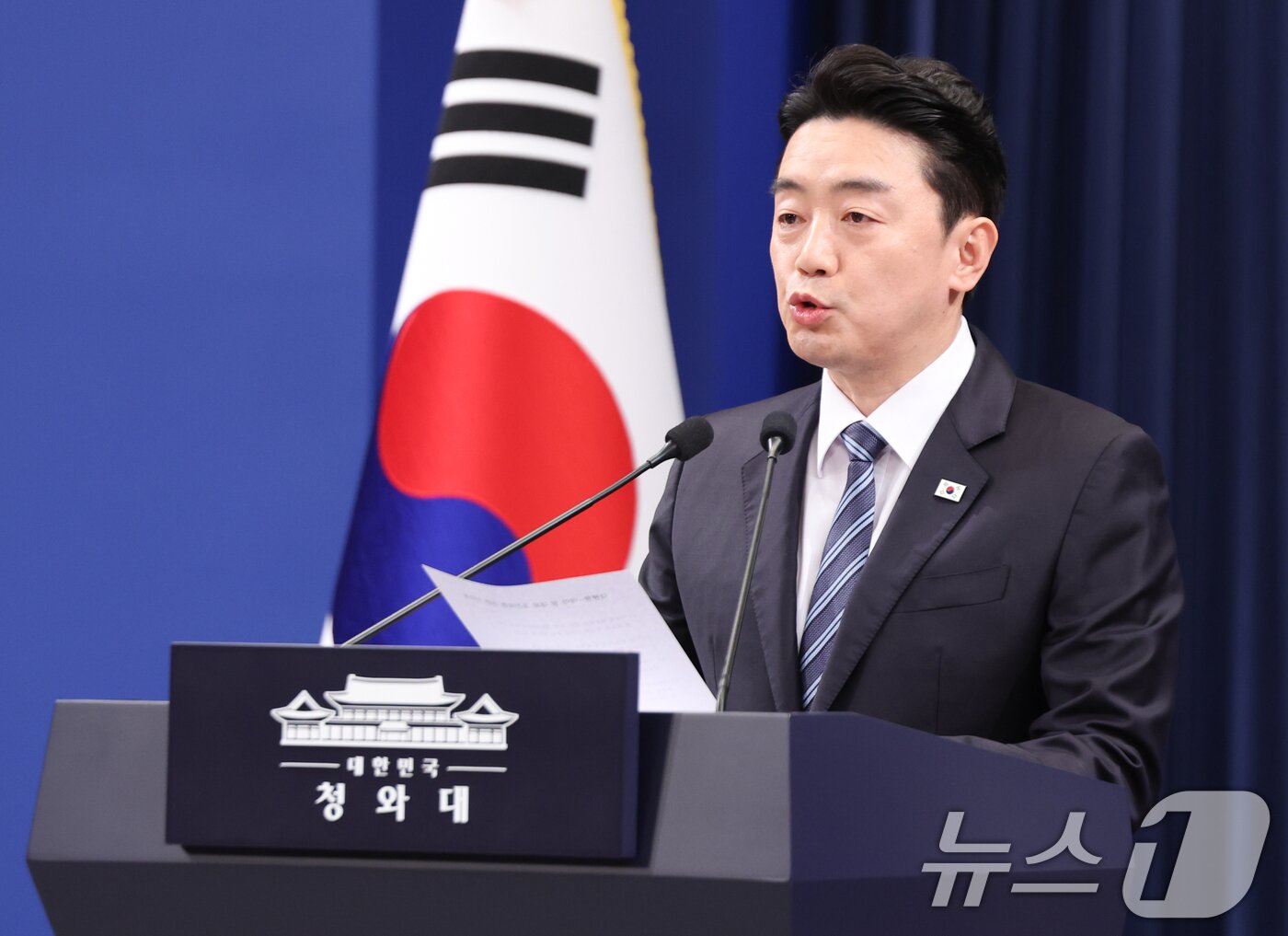 본문 이미지 - 강훈식 대통령 비서실장이 11일 청와대 춘추관에서 여야 양당 대표 초청 오찬 회동 관련 브리핑을 하고 있다. 2026.2.11 ⓒ 뉴스1 허경 기자