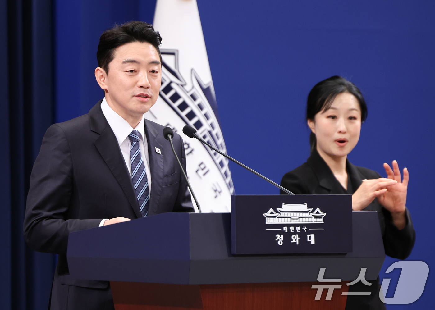 (서울=뉴스1) 허경 기자 = 강훈식 대통령 비서실장이 11일 청와대 춘추관에서 여야 양당 대표 초청 오찬 회동 관련 브리핑을 하고 있다. 2026.2.11/뉴스1