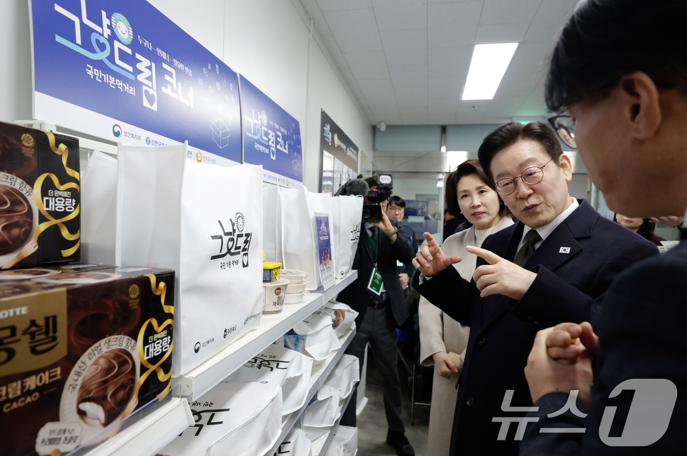 (청주=뉴스1) 허경 기자 = 이재명 대통령과 김혜경 여사가 11일 충북 충주시건강복지타운 내 그냥드림 코너를 방문해 운영 현황을 점검하고 있다. (청와대통신사진기자단) 2026. …