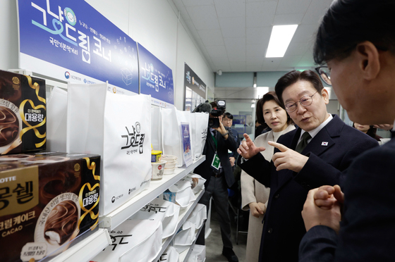 이재명 대통령 내외, 먹거리 그냥드림 코너 방문
