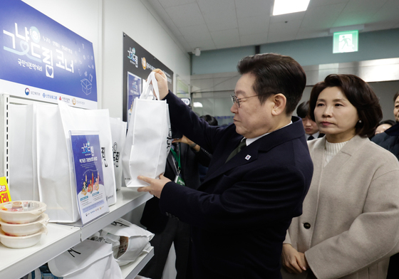 먹거리 그냥드림 코너 방문한 이재명 대통령 내외