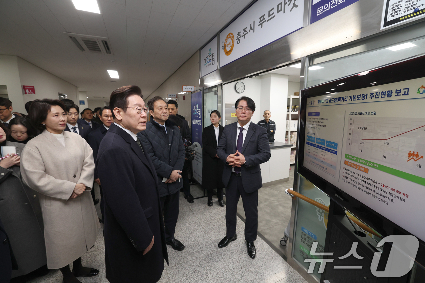 (청주=뉴스1) 허경 기자 = 이재명 대통령이 11일 충북 충주시건강복지타운 먹거리 그냥드림 코너를 방문해 그냥드림 운영현황 청취 및 점검하며 발언하고 있다. (청와대통신사진기자단 …