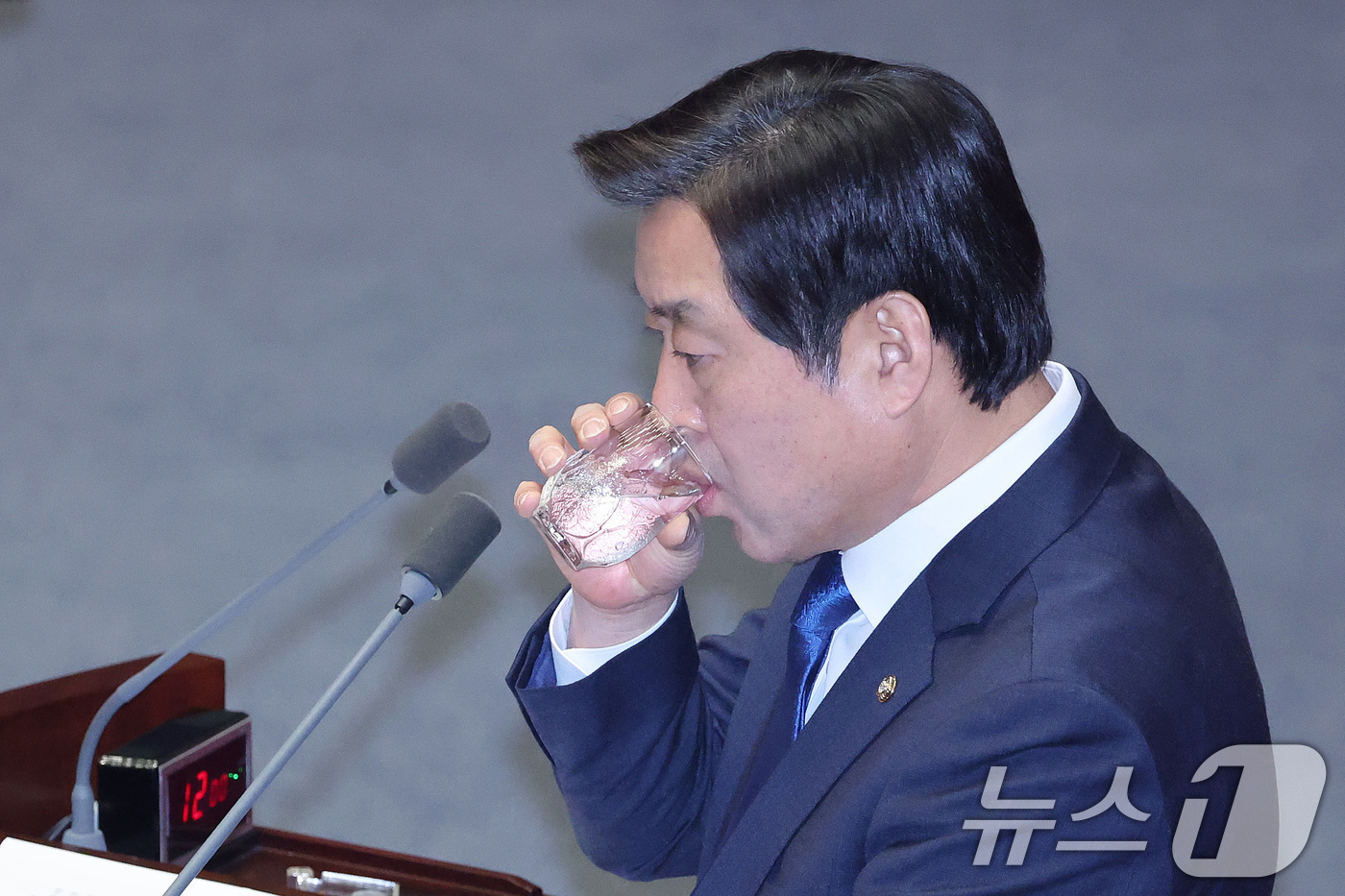 (서울=뉴스1) 신웅수 기자 = 황명선 더불어민주당 의원이 11일 서울 여의도 국회에서 열린 제432회국회(임시회) 제6차 본회의에서 교육·사회·문화에 관한 질문을 하며 목을 축이 …