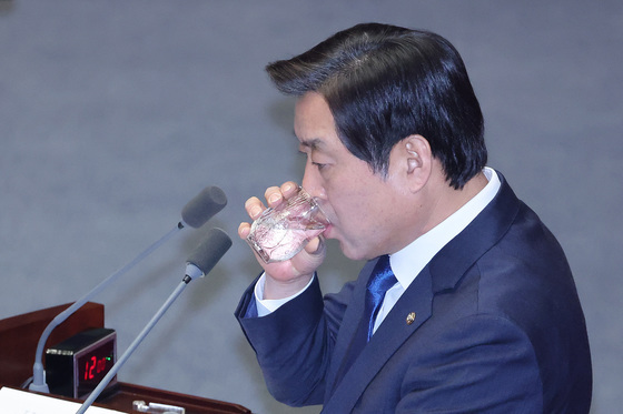 목 축이는 황명선