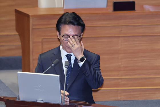 안경 고쳐쓰는 김민석 총리