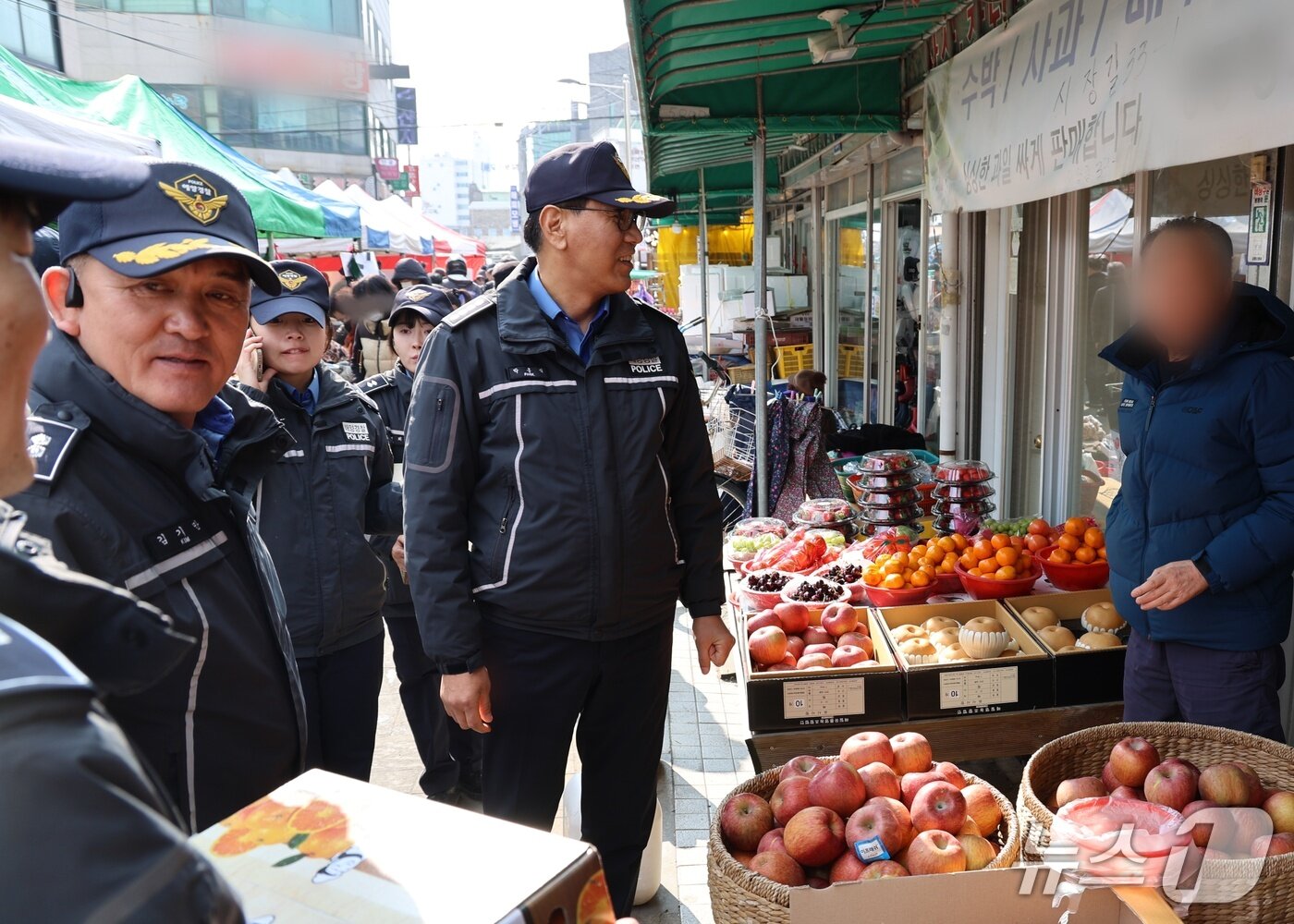 본문 이미지 - 박홍식 강릉해경서장이 설 명절을 앞둔 11일 주문진종합시장을 찾아 상인들을 격려하고 있다.(강릉해경 제공, 재판매 및 DB 금지) 2026.2.111/뉴스1