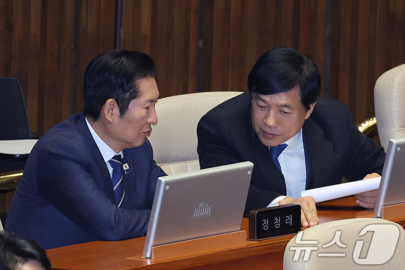 (서울=뉴스1) 신웅수 기자 = 정청래 더불어민주당 대표와 이성윤 최고위원이 11일 서울 여의도 국회에서 열린 제432회국회(임시회) 제6차 본회의에서 대화하고 있다. 2026.2 …