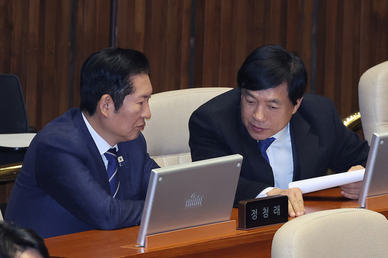 대화하는 정청래·이성윤