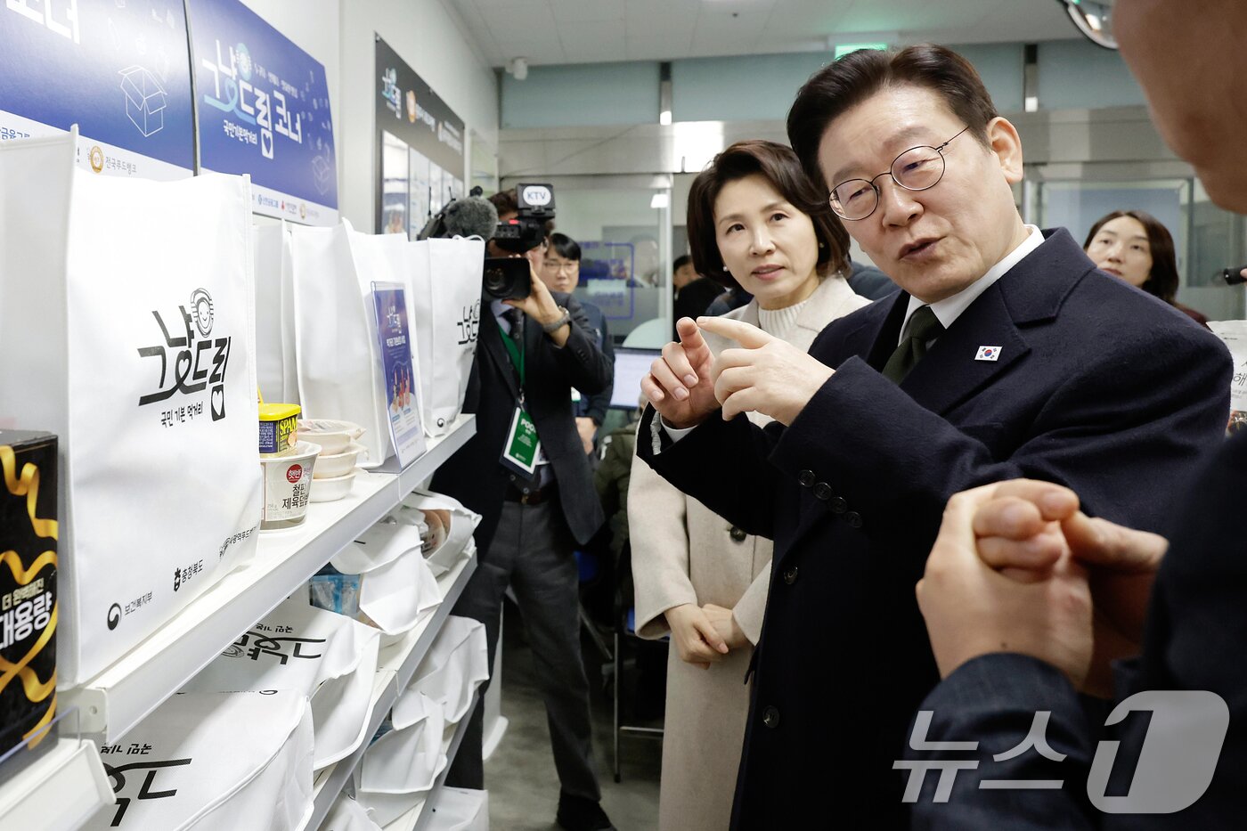 본문 이미지 - 이재명 대통령과 김혜경 여사가 11일 충북 충주시건강복지타운 내 그냥드림 코너를 방문해 운영 현황을 점검하고 있다. (청와대통신사진기자단) 2026.2.11 ⓒ 뉴스1 허경 기자