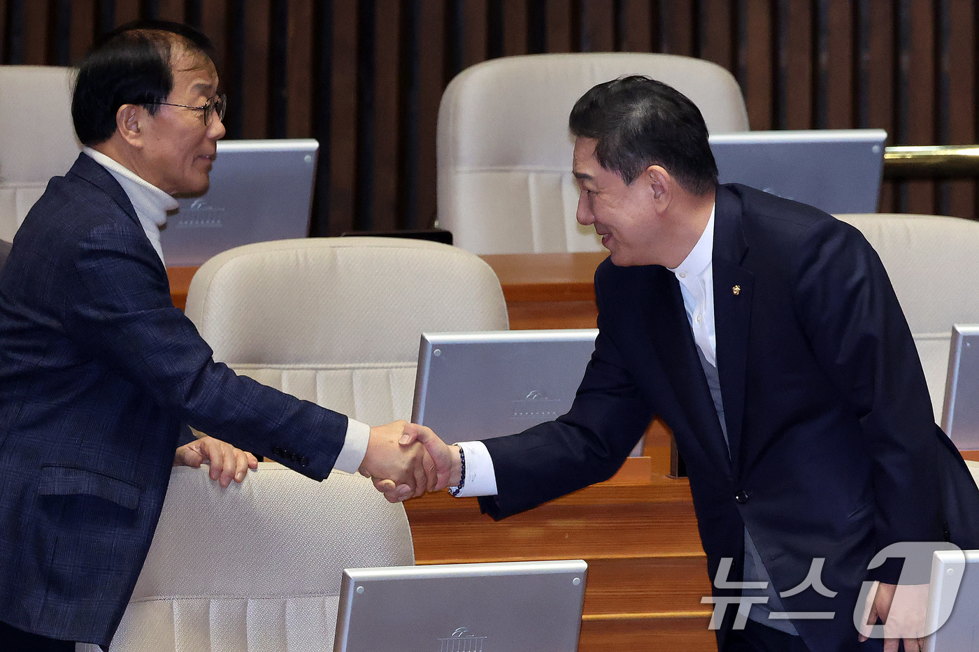 (서울=뉴스1) 신웅수 기자 = 김병기 무소속 의원이 11일 서울 여의도 국회에서 열린 제432회국회(임시회) 제6차 본회의에서 의원들과 인사하고 있다. 2026.2.11/뉴스1