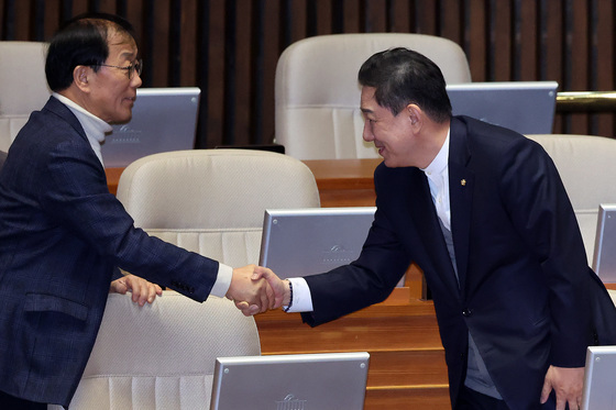 인사나누는 김병기 의원