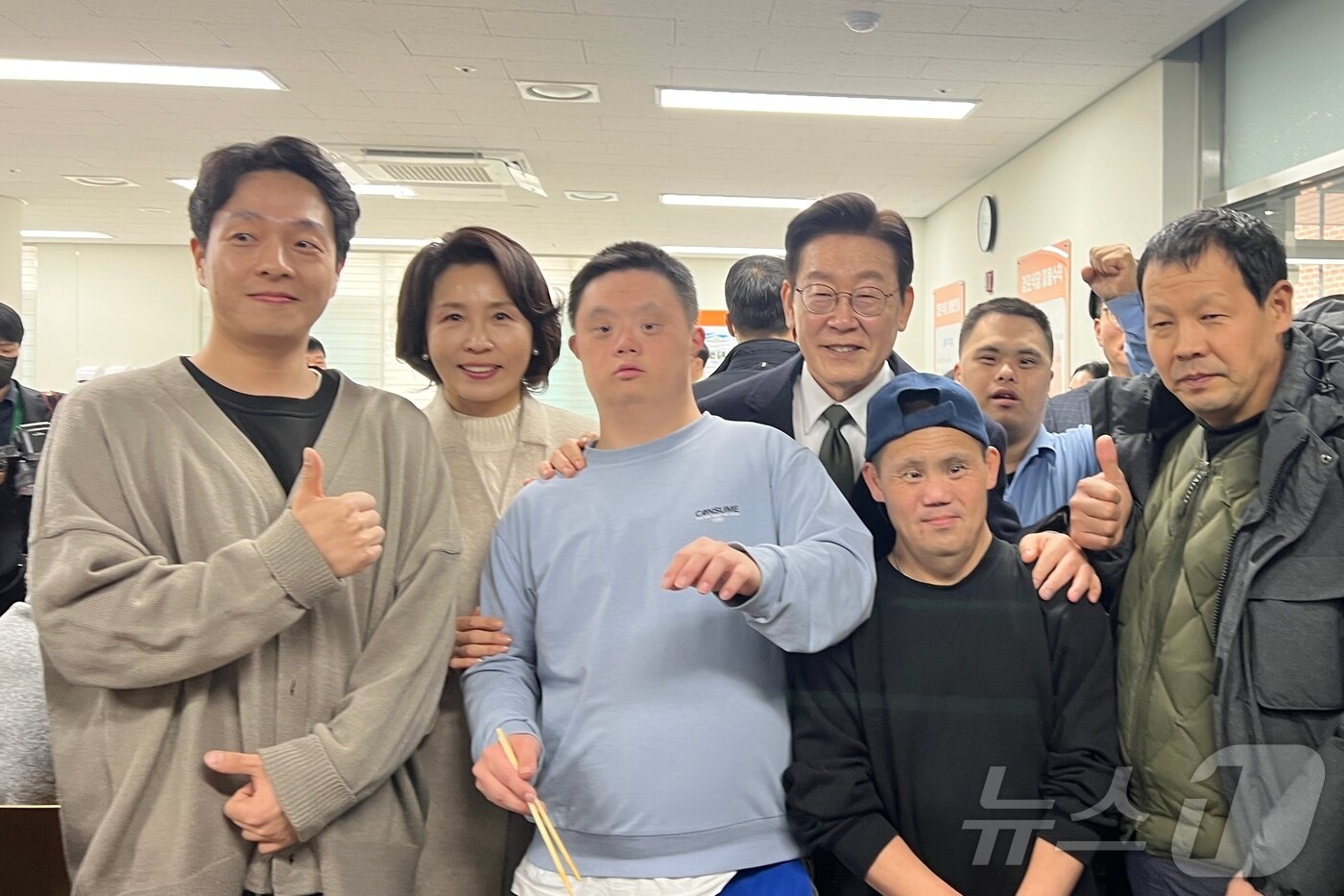 본문 이미지 - 11일 이재명 대통령과 김혜경 여사가 충북 충주시 장애인종합복지관을 찾아 시설 이용자들과 기념사진을 촬영하고 있다.(독자 제공. 재판매 및 DB금지) ⓒ 뉴스1 윤원진 기자