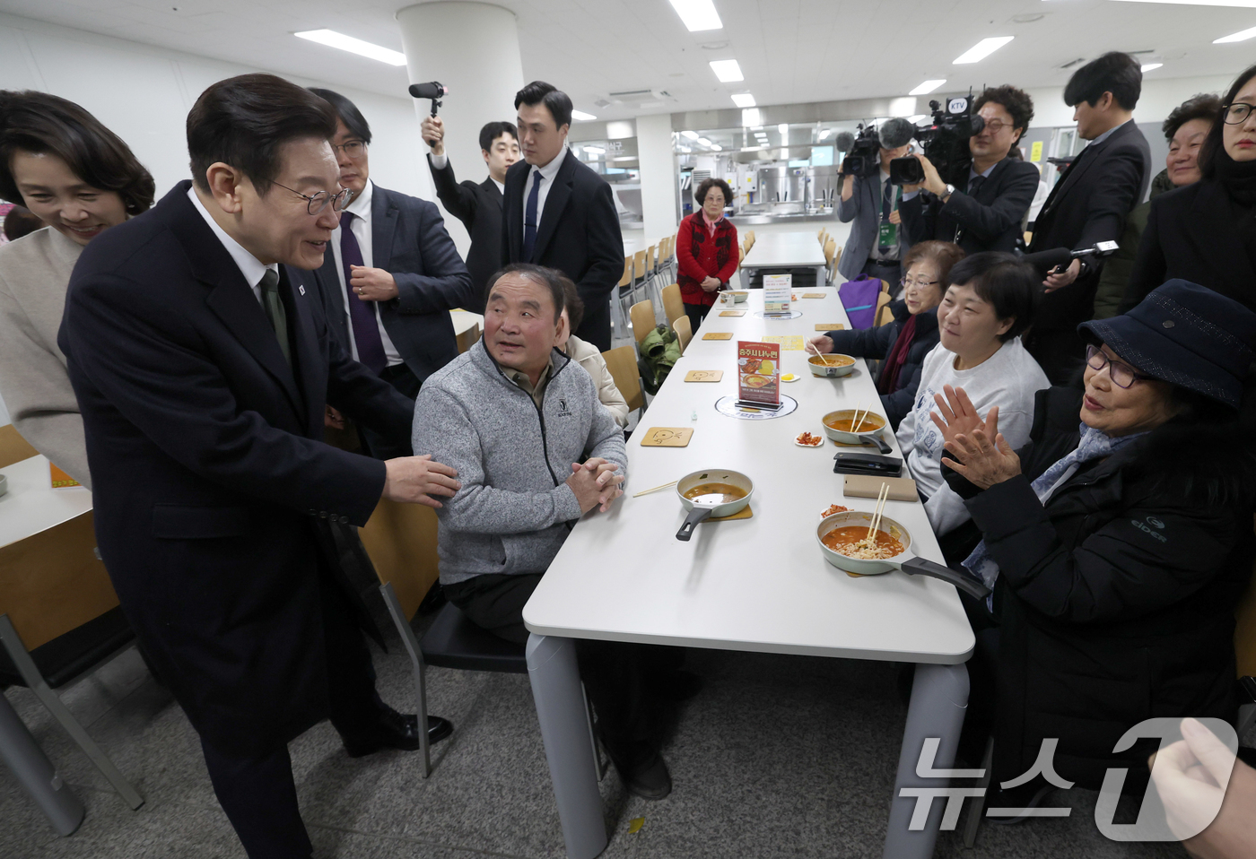 (청주=뉴스1) 허경 기자 = 이재명 대통령과 김혜경 여사가 11일 충북 충주시 건강복지타운 먹거리 그냥드림 나누면 코너를 방문해 시민들과 대화하고 있다. 복지관 자체사업으로 운영 …