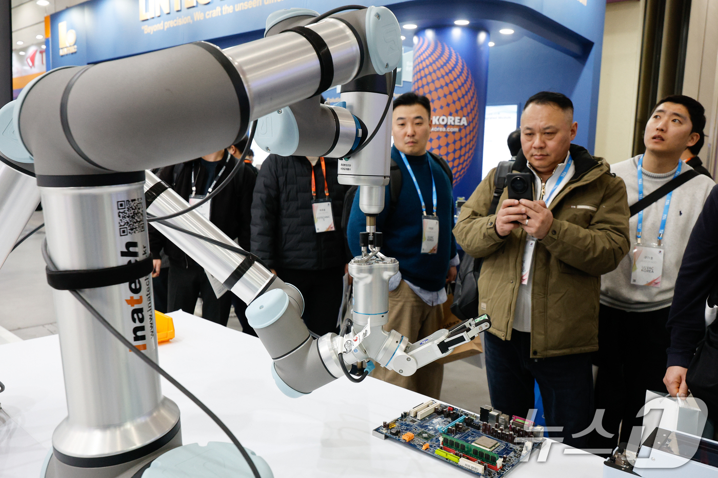 (서울=뉴스1) 안은나 기자 = 11일 서울 강남구 코엑스에서 세미콘 코리아 2026 인아오리엔탈모터 부스를 찾은 관람객들이 협동로봇을 살펴보고 있다.국제 반도체 제조 장비 재료 …