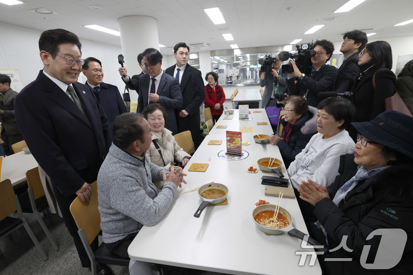 (청주=뉴스1) 허경 기자 = 이재명 대통령이 11일 충북 충주시 건강복지타운 먹거리 그냥드림 나누면 코너를 방문해 시민들과 대화하고 있다. 복지관 자체사업으로 운영 중인 ‘나누면 …