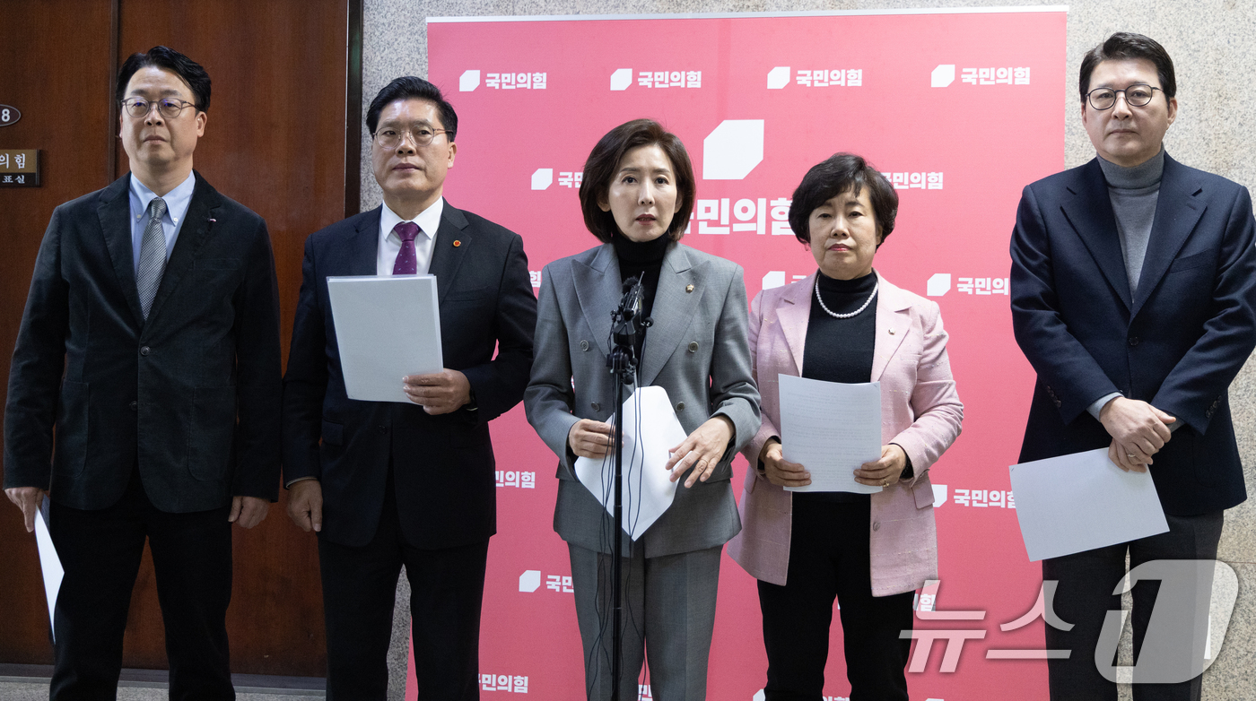 (서울=뉴스1) 이승배 기자 = 나경원 국민의힘 의원을 비롯한 법사위원들이 11일 서울 여의도 국회에서 더불어민주당의 재판소원 및 대법관 증원 관련 기자회견을 하고 있다. 2026 …