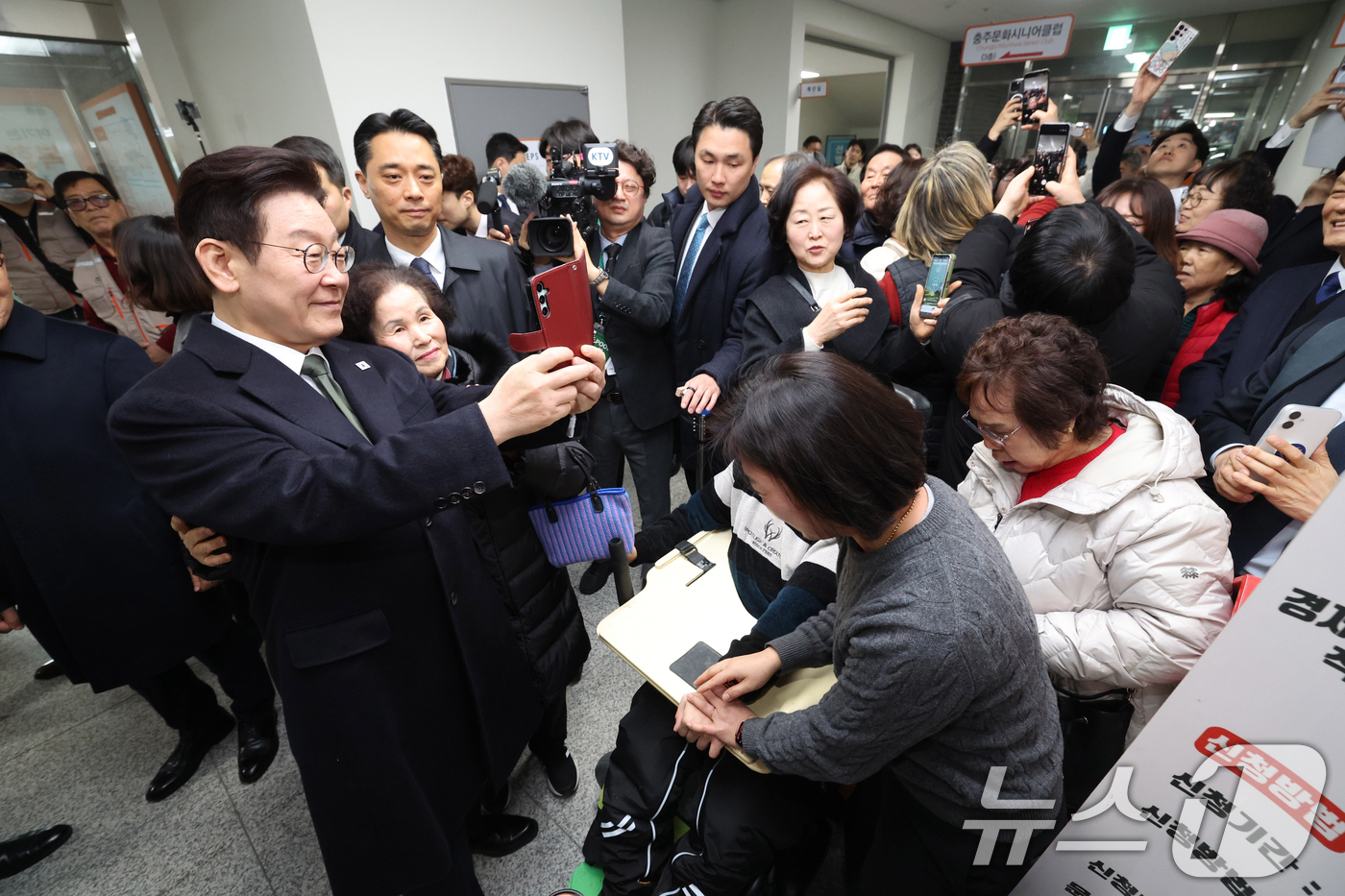 (청주=뉴스1) 허경 기자 = 이재명 대통령이 11일 충북 충주시건강복지타운 내 취약계층이 무료로 라면을 먹을 수 있는 공유 공간인 '나누면'을 방문해 운영 현황을 점검한 뒤 시민 …