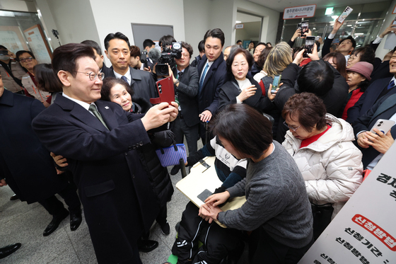 시민들과 기념촬영하는 이재명 대통령