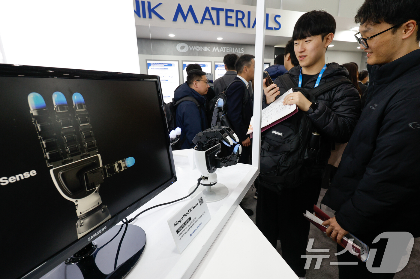 (서울=뉴스1) 안은나 기자 = 11일 서울 강남구 코엑스에서 세미콘 코리아 2026 원익 부스를 찾은 관람객들이 로봇 손 '알레그로 핸드'를 살펴보고 있다.국제 반도체 제조 장비 …