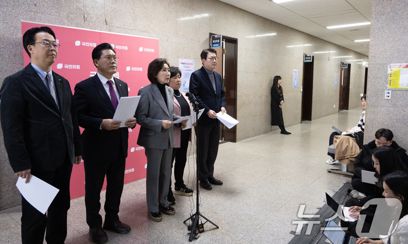 (서울=뉴스1) 이승배 기자 = 나경원 국민의힘 의원을 비롯한 법사위원들이 11일 서울 여의도 국회에서 더불어민주당의 재판소원 및 대법관 증원 관련 기자회견을 하고 있다. 2026 …