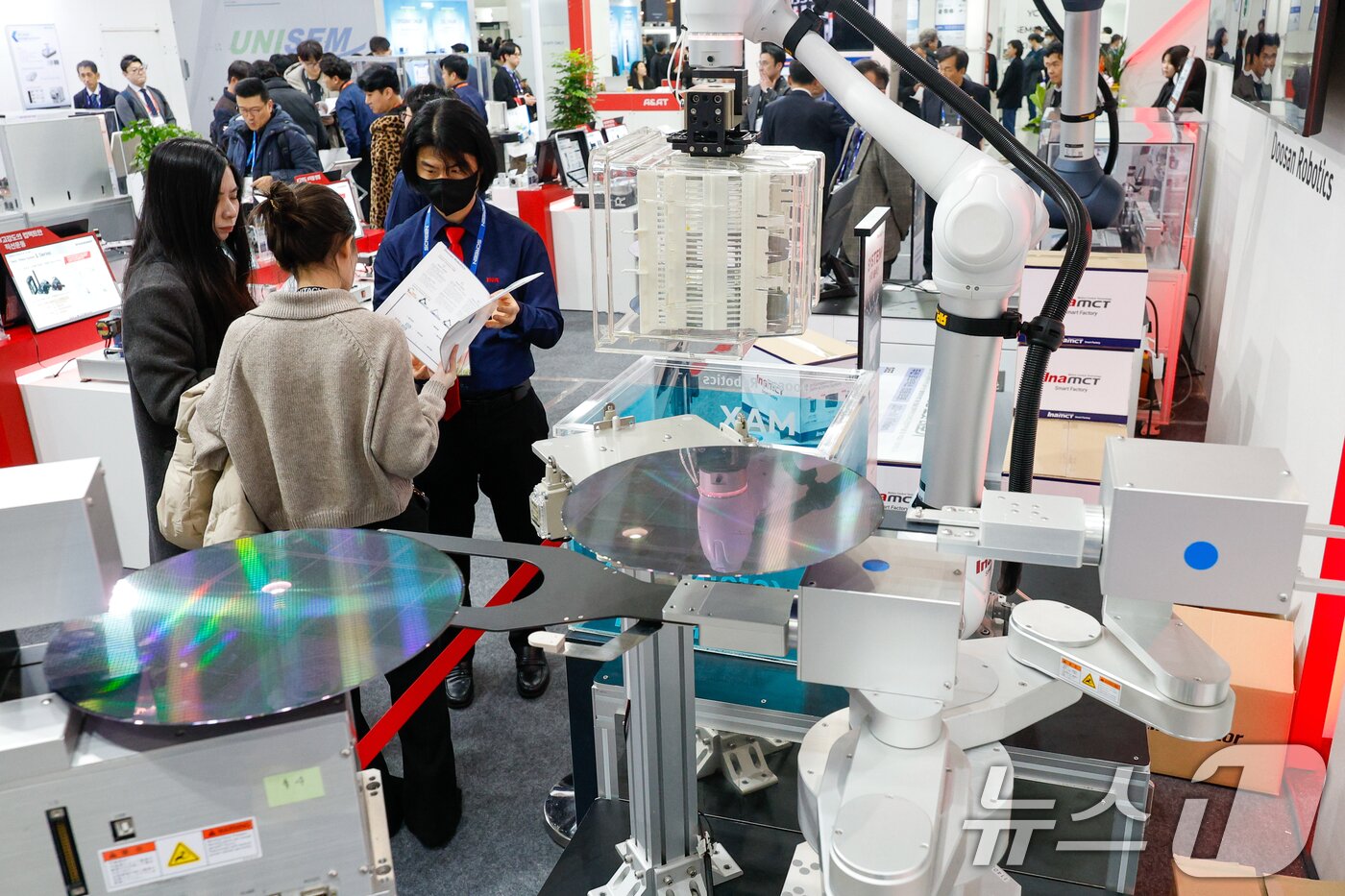 본문 이미지 - 11일 서울 강남구 코엑스에서 열린 세미콘 코리아 2026 인아오리엔탈모터 부스에 반도체 웨이퍼 이송용 원통 좌표형 로봇 등이 진열돼 있다. 2026.2.11 ⓒ 뉴스1 안은나 기자