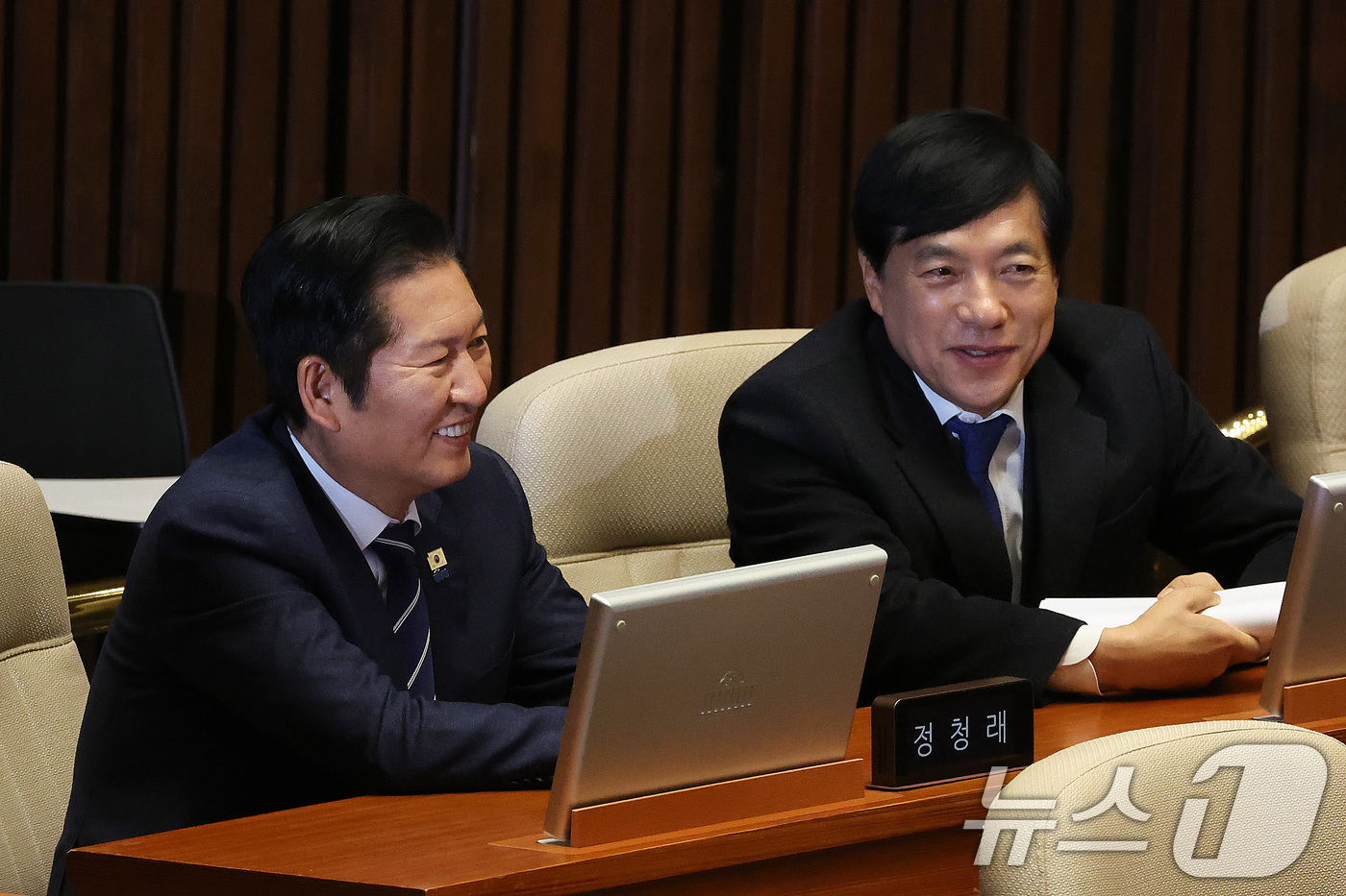 (서울=뉴스1) 신웅수 기자 = 정청래 더불어민주당 대표와 이성윤 최고위원이 11일 서울 여의도 국회에서 열린 제432회국회(임시회) 제6차 본회의에서 대화하고 있다. 2026.2 …