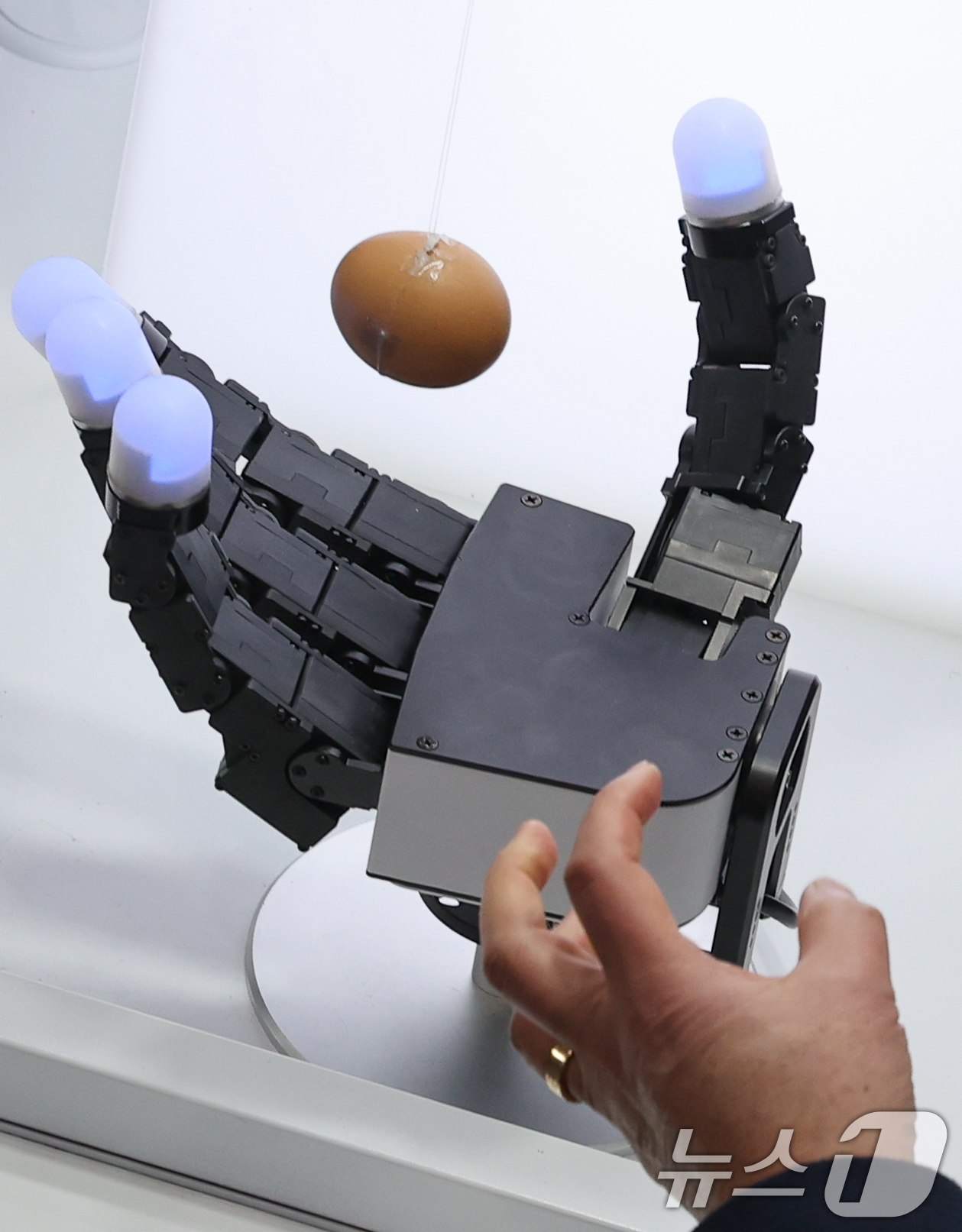 (서울=뉴스1) 안은나 기자 = 11일 서울 강남구 코엑스에서 세미콘 코리아 2026 원익 부스를 찾은 관람객이 로봇 손 '알레그로 핸드'를 살펴보고 있다. 국제 반도체 제조 장비 …