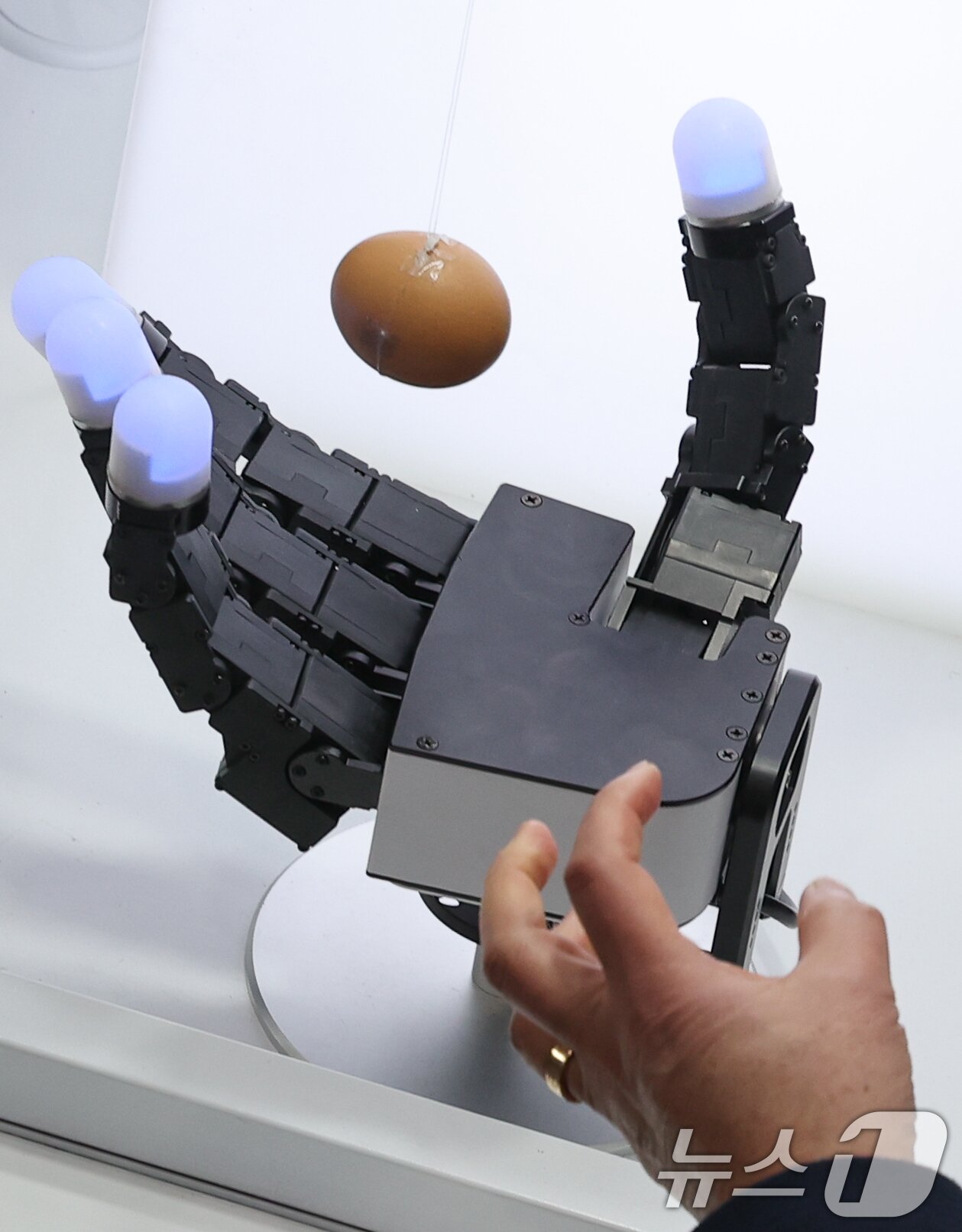 본문 이미지 - 11일 서울 강남구 코엑스에서 세미콘 코리아 2026 원익 부스를 찾은 관람객이 로봇 손 '알레그로 핸드'를 살펴보고 있다. 2026.2.11 ⓒ 뉴스1 안은나 기자