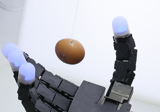 사람 손과 로봇 손