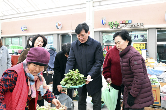 장수군, 설 명절 앞두고 전통시장서 장보기 행사
