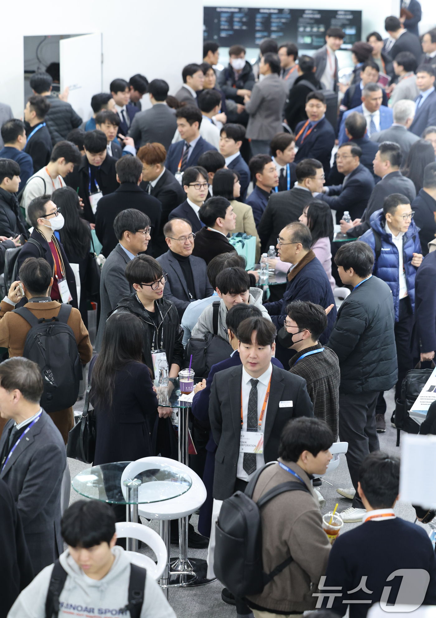 (서울=뉴스1) 안은나 기자 = 11일 서울 강남구 코엑스에서 세미콘 코리아 2026 원익 부스를 찾은 관람객들이 제품 문의, 채용상담 등을 하고 있다.국제 반도체 제조 장비 재료 …