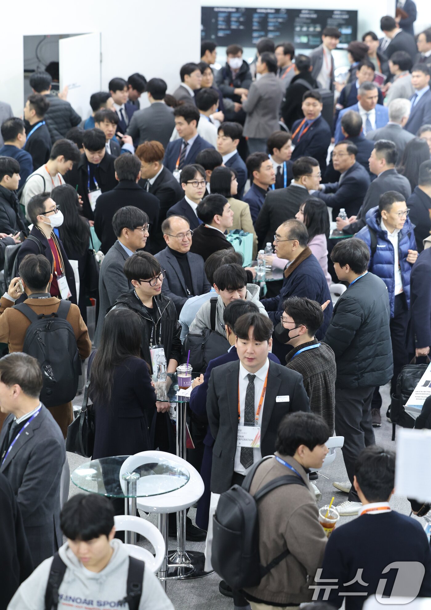 본문 이미지 - 지난 11일 서울 강남구 코엑스에서 세미콘 코리아 2026 원익 부스를 찾은 관람객들이 제품 문의, 채용상담 등을 하고 있다. 삼성전자, SK하이닉스, 엔비디아, 인텔 등 국내외 약 550개 반도체 기업이 참여했으며 부스는 2409개로 역대 최대 규모다. 2026.2.11 ⓒ 뉴스1 안은나 기자