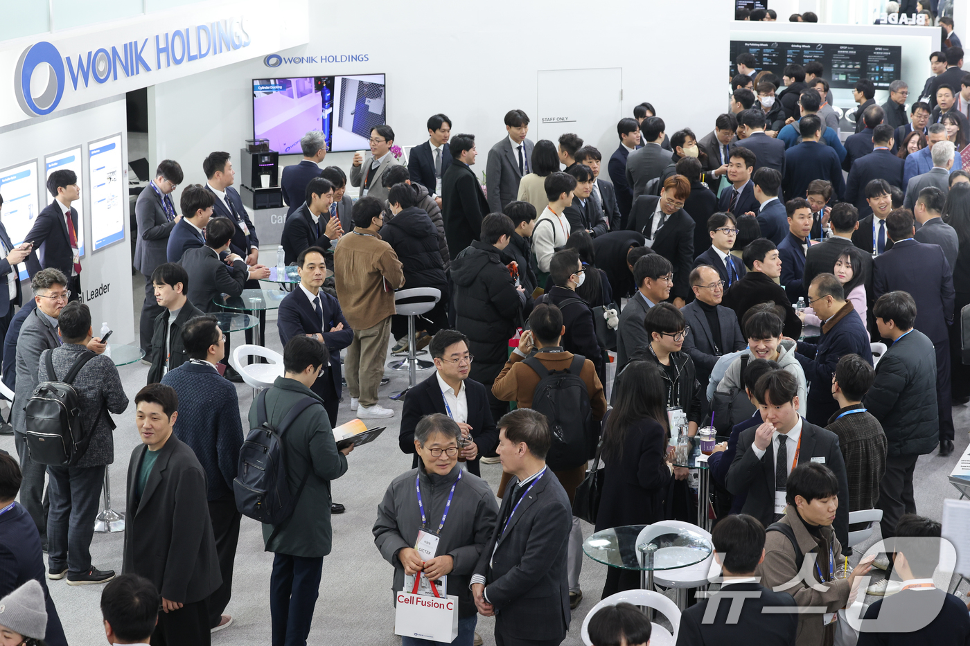 (서울=뉴스1) 안은나 기자 = 11일 서울 강남구 코엑스에서 세미콘 코리아 2026 원익 부스를 찾은 관람객들이 제품 문의, 채용상담 등을 하고 있다.국제 반도체 제조 장비 재료 …