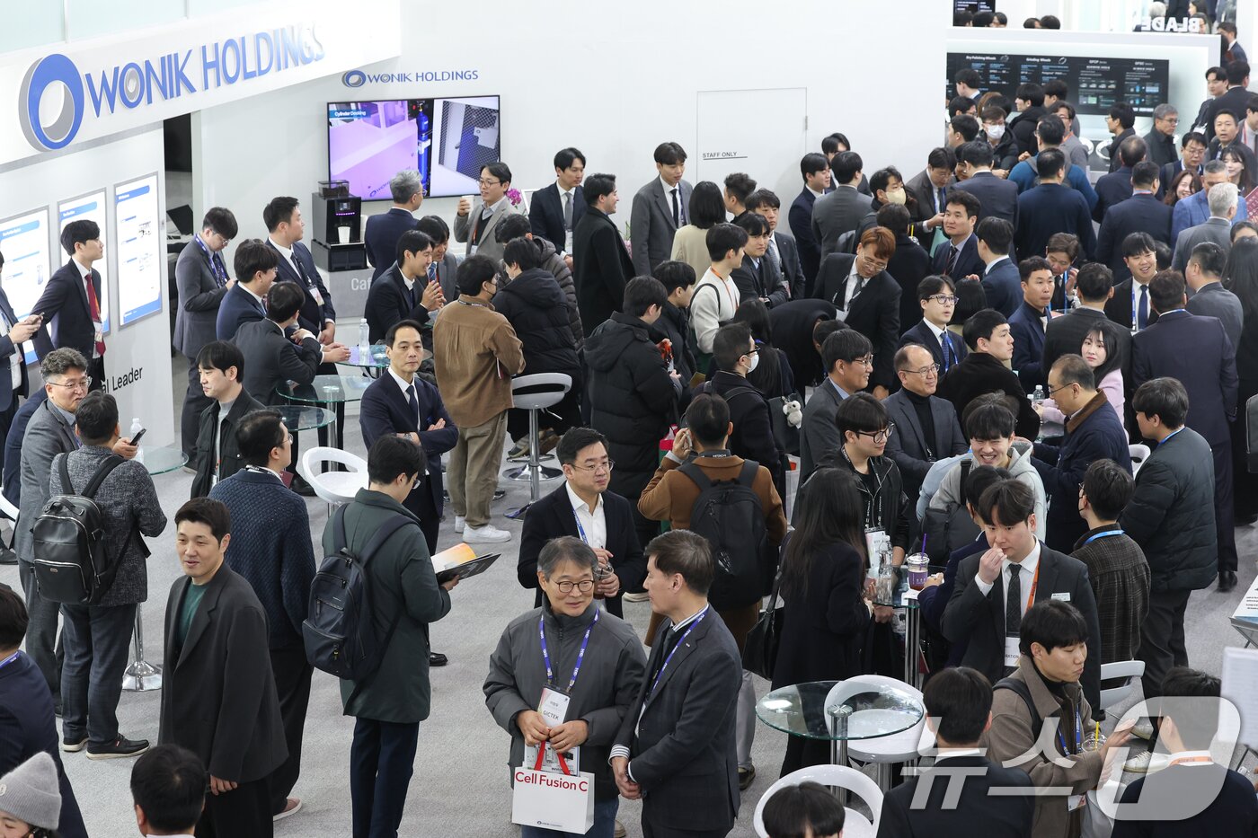 본문 이미지 - 11일 서울 강남구 코엑스에서 세미콘 코리아 2026 원익 부스를 찾은 관람객들이 제품 문의, 채용상담 등을 하고 있다. 2026.2.11 ⓒ 뉴스1 안은나 기자