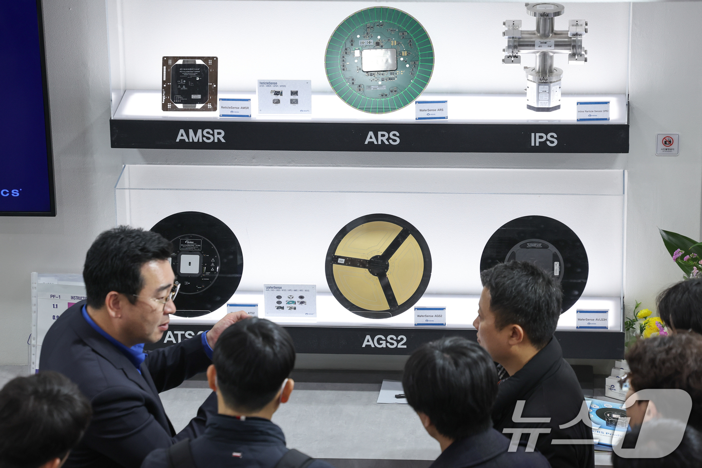 (서울=뉴스1) 안은나 기자 = 11일 서울 강남구 코엑스에서 세미콘 코리아 2026 원익 부스를 찾은 관람객들이 ARS, ATS, AGS 등 반도체 제조 장비 관련 설명을 듣고 …