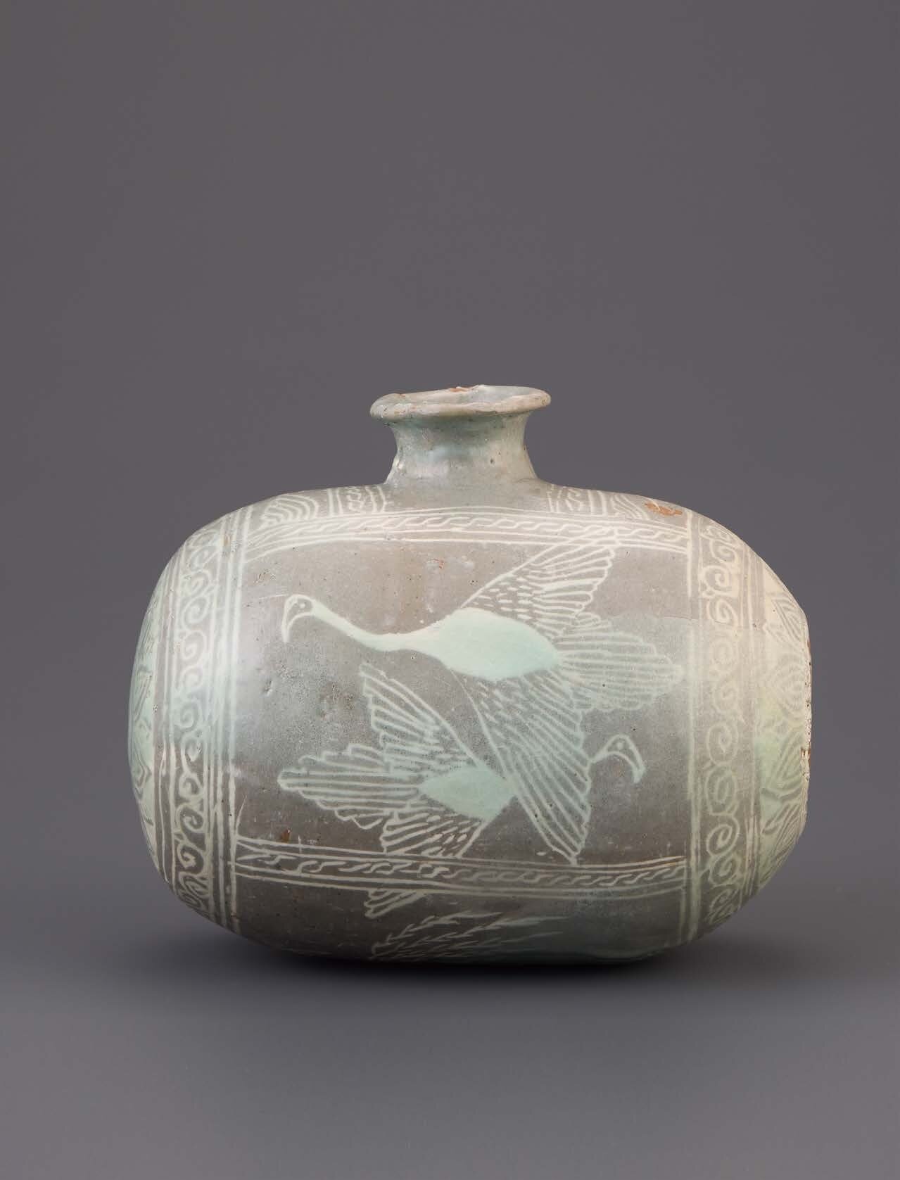 본문 이미지 - Lot. 071 <분청사기상감모란포류어학문장군 粉靑沙器象嵌牡丹蒲柳魚鶴紋獐本>, 高 15 口徑 4.7 底徑 5.5, 추정가 1.2억~2억 원 (마이아트옥션 제공)