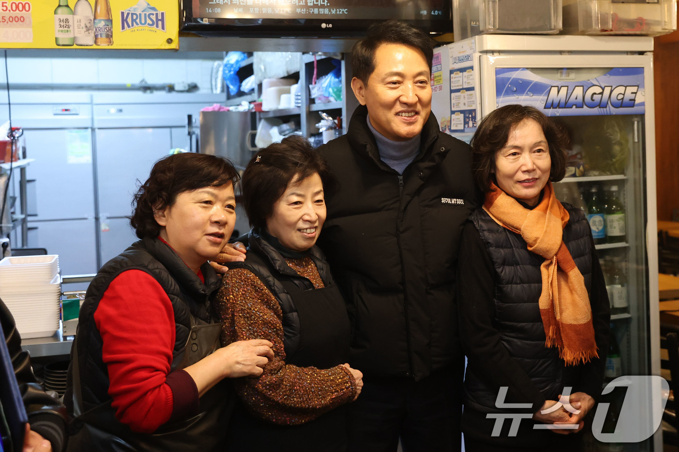 (서울=뉴스1) 김도우 기자 = 오세훈 서울시장이 11일 서울 동작구 노량진 만나로 한 음식점을 방문해 사장과 기념촬영을 하고 있다. (공동취재) 2026.2.11/뉴스1