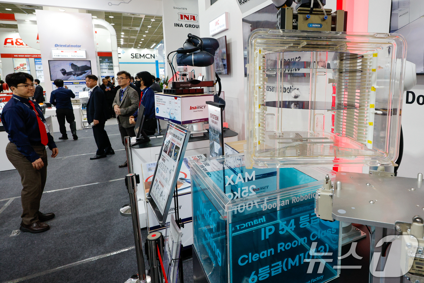 (서울=뉴스1) 안은나 기자 = 11일 서울 강남구 코엑스에서 열린 세미콘 코리아 2026 인아오리엔탈모터 부스에 반도체 웨이퍼 이송용 원통 좌표형 로봇 등이 진열돼 있다. 국제 …
