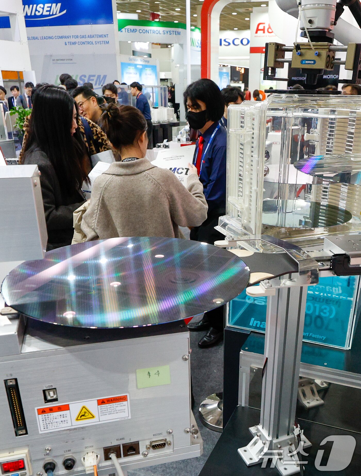 본문 이미지 - 11일 서울 강남구 코엑스에서 열린 세미콘 코리아 2026 인아오리엔탈모터 부스에 반도체 웨이퍼 이송용 원통 좌표형 로봇 등이 진열돼 있다. 2026.2.11 ⓒ 뉴스1 안은나 기자
