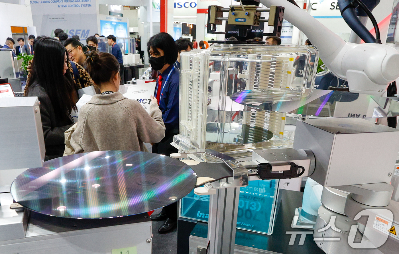 (서울=뉴스1) 안은나 기자 = 11일 서울 강남구 코엑스에서 열린 세미콘 코리아 2026 인아오리엔탈모터 부스에 반도체 웨이퍼 이송용 원통 좌표형 로봇 등이 진열돼 있다. 국제 …