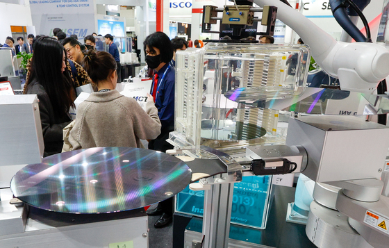 반도체 웨이퍼 옮기고 세척하는 협동 로봇