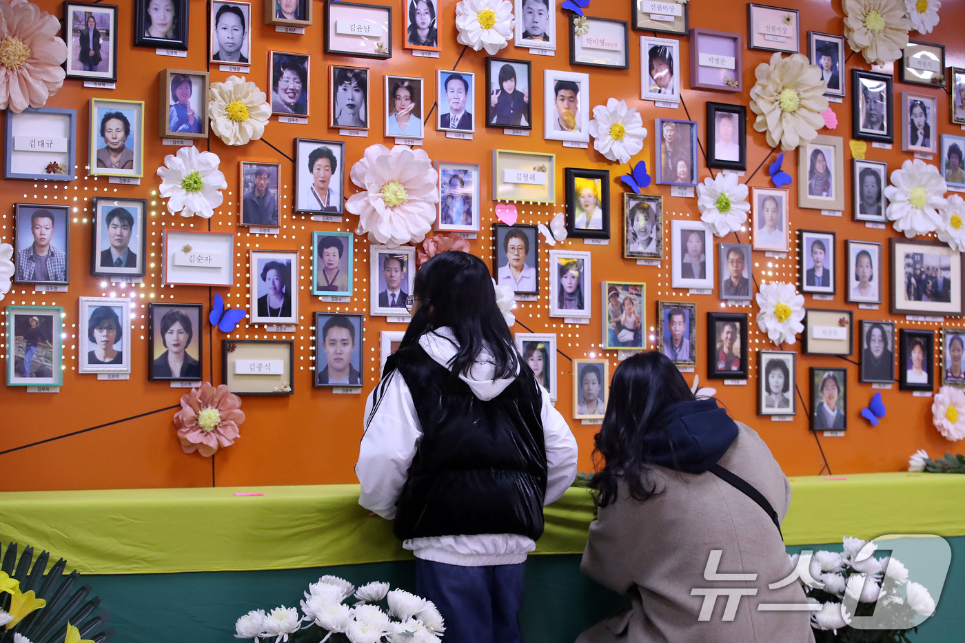 (대구=뉴스1) 공정식 기자 = '대구지하철화재참사' 23주기(2월 18일)를 앞두고 시민안전주간이 시작된 11일 오후 지하철 중앙로역에 마련된 기억공간을 찾은 시민들이 희생자를 …