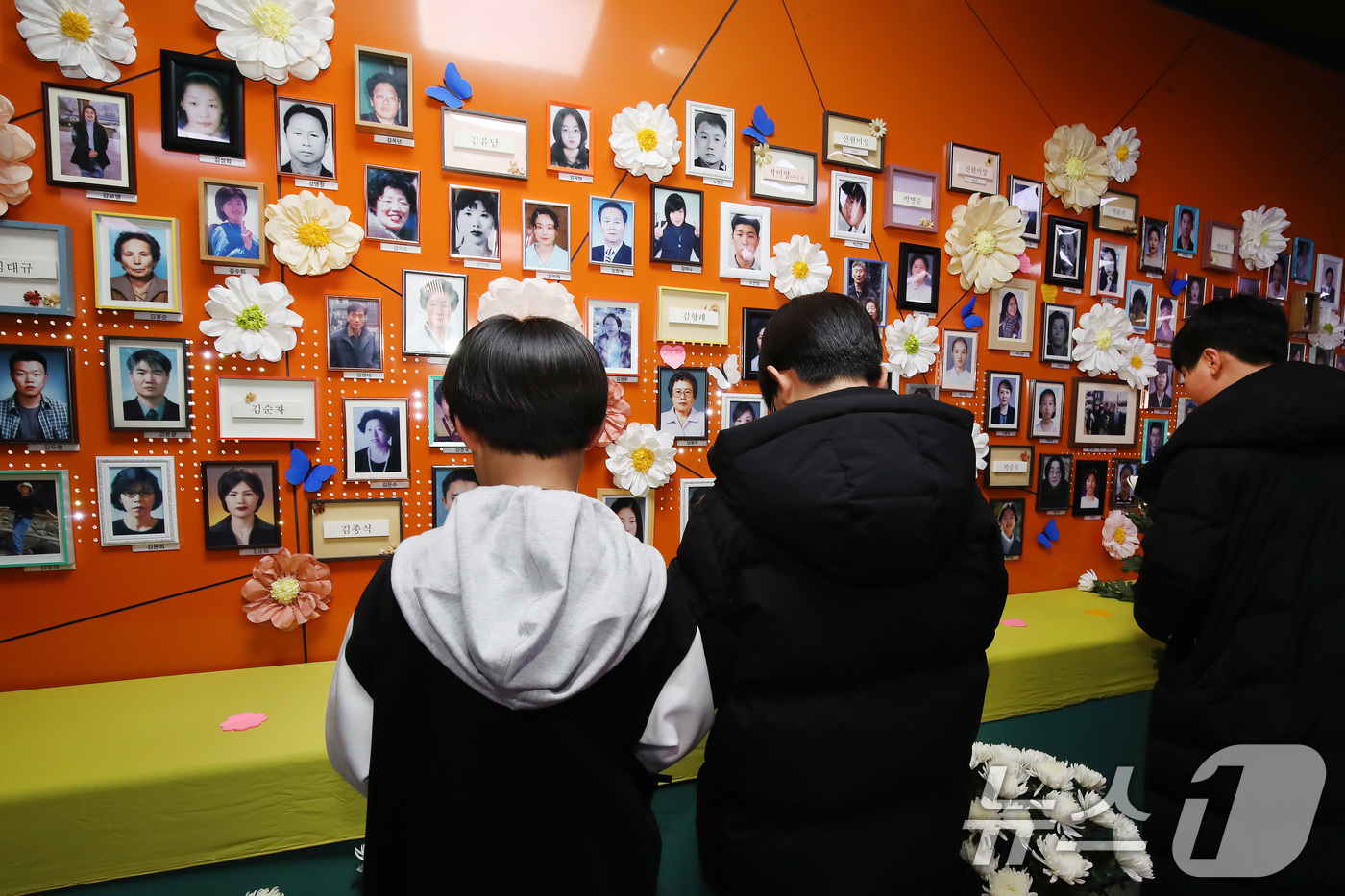 (대구=뉴스1) 공정식 기자 = '대구지하철화재참사' 23주기(2월 18일)를 앞두고 시민안전주간이 시작된 11일 오후 지하철 중앙로역에 마련된 기억공간을 찾은 시민들이 희생자를 …