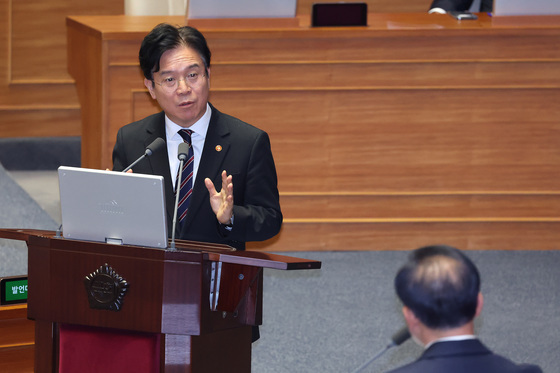 교육·사회·문화에 관한 질문 답변하는 김영훈