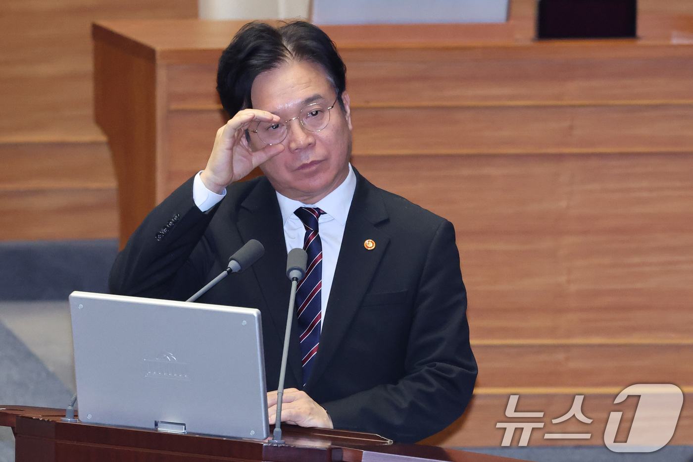 (서울=뉴스1) 신웅수 기자 = 김영훈 고용노동부 장관이 11일 서울 여의도 국회에서 열린 제432회국회(임시회) 제6차 본회의에서 윤재옥 국민의힘 의원의 교육·사회·문화에 관한 …