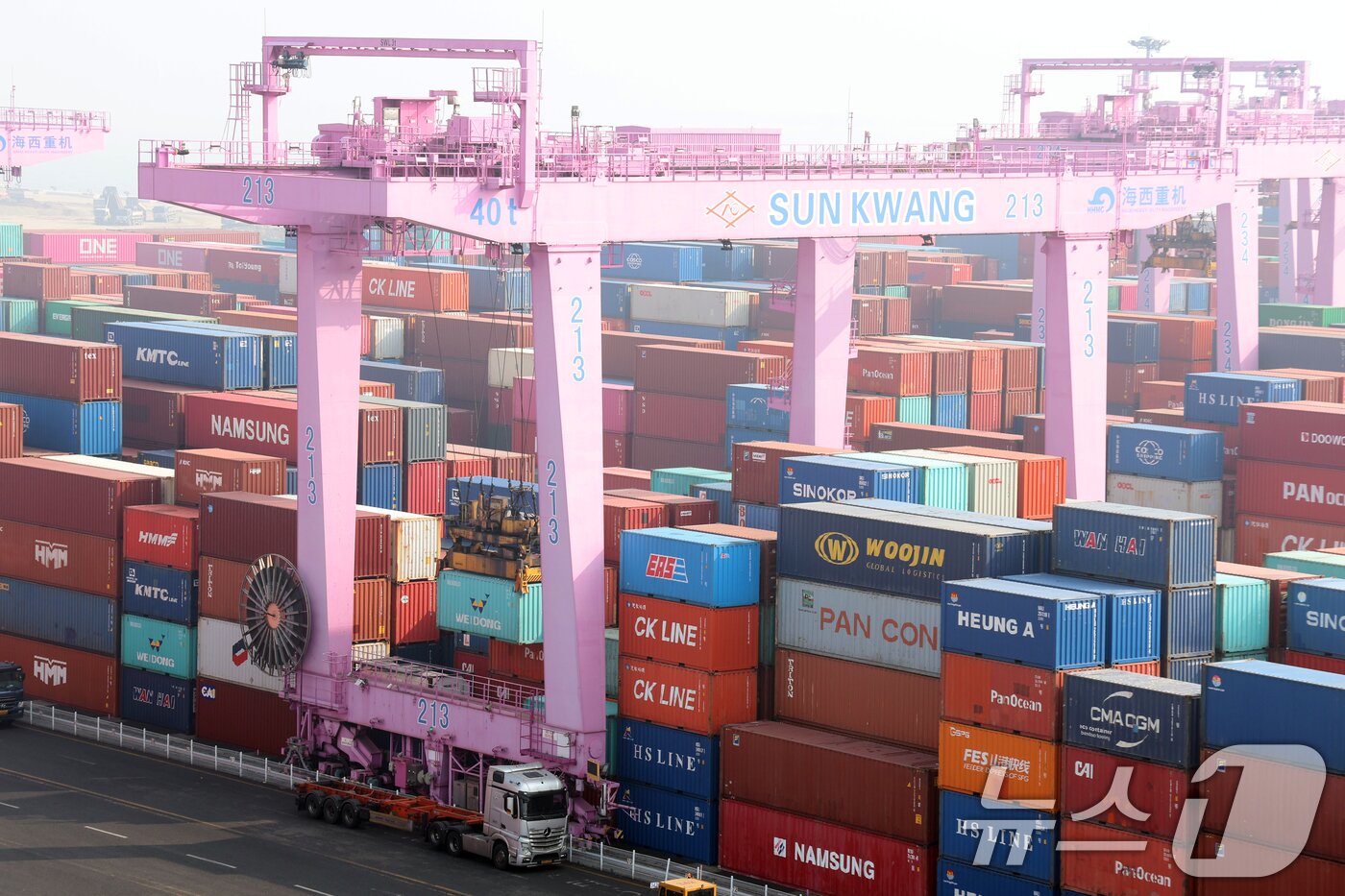 본문 이미지 - 인천신항 컨테이너 터미널에 수출입 컨테이너가 쌓여 있는 모습. 2026.2.11 ⓒ 뉴스1 황기선 기자