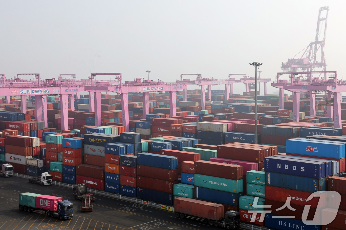 (인천=뉴스1) 황기선 기자 = 지난 1월 기준으로 8개월 연속 계속된 수출 증가세가 이달 10일까지 이어지고 있다.11일 관세청에 따르면 이달 1~10일 수출은 전년동기대비 44 …